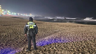 Ein Mitglied der koreanischen Küstenwache patrouilliert an einem Strand, um mögliche Veränderungen des Meeresspiegels zu beobachten. Foto: You Hyung-jae/YONHAP/AP/dpa