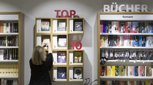 Am häufigsten haben sich 2023 Romane verkauft, die ihre Leserinnen und Leser in Welten fernab der derzeitigen Krisen mitnehmen. (Archivbild)