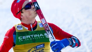 Siegerkuss: Harald Oestberg Amundsen bedankt sich bei seinen Ski. 