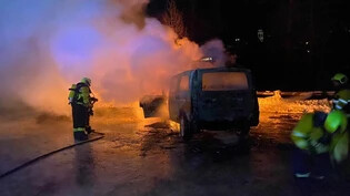 Fahrzeugbrand: Die Feuerwehr Samedan-Pontresina rückte am frühen Freitagmorgen aus.