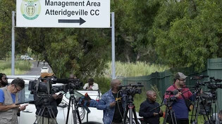 Journalisten vor dem Haupttor des Atteridgeville-Gefängnisses. Foto: Themba Hadebe/AP/dpa