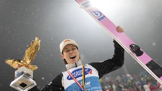 Ryoyu Kobayashi hält zum dritten Mal den goldenen Adler in der Hand