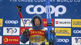 Dick eingehüllt: Jessie Diggins als Siegerin der Tour de Ski