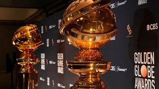 ARCHIV - Repliken der Golden-Globe-Trophäe stehen bei der Nominierungsveranstaltung für die 81. Golden Globe Awards im Beverly Hilton Hotel. Foto: Chris Pizzello/Invision/AP/dpa