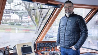 «Damit fahren kann ich nicht»: Daniel Grünenfelder ist Geschäftsführer des Schiffsbetriebs Walensee und posiert hier auf der Brücke seines neuen Schiffs. 