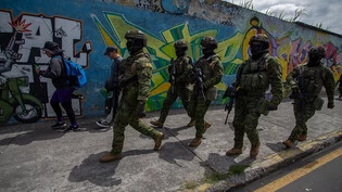 Eliteteams der ecuadorianischen Streitkräfte führen Patrouillen und Durchsuchungen zur Verbrechensbekämpfung durch. Foto: Juan Diego Montenegro/dpa