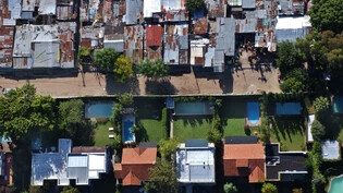 Blick auf das Armenviertel La Caval sowie eine noble Vorstadtsiedlung in unmittelbarer Nachbarschaft in einem Vorort der argentinischen Metropole Buenos Aires. (Archivbild)