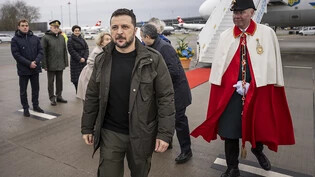 Wolodymyr Selenskyj nach der Ankunft mit einer ukrainischen Maschine auf dem Flughafen Zürich-Kloten.