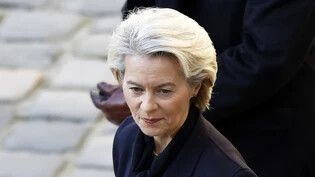EU-Kommissionspräsidentin Ursula von der Leyen will am Montagabend in Davos GR Bundespräsidentin Viola Amherd treffen. (Archivbild)