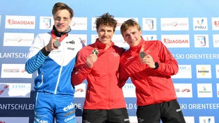 Sichert sich Gold: Nicola Müller (Mitte) holt an der Ski-OL-WM der Studierenden den Sieg.
