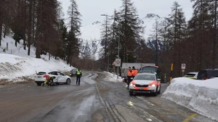 Beide Autos beschädigt: Zwei Fahrzeuge kollidieren am Montagnachmittag bei der Suvrettakreuzung in St. Moritz.