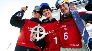 Grosser Jubel: Mac Forehand (links), Sieger Birk Ruud und Max Moffatt freuen sich in Laax auf dem Podest. 