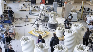 Startschuss:Ein Roboter fertigt in einem 3D-Druckverfahren aus Beton Säulen für den Weissen Turm von Mulegns fertigt.