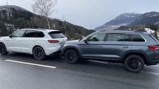 Auffahrkollision: Nach dem Überholen, fuhr der Überholte ins Autoheck. 