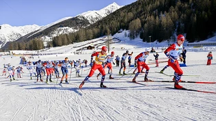 Beda Klee mit der Nummer 11 läuft noch vorne mit