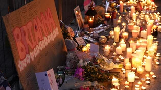 ARCHIV - Blumen und Kerzen liegen während einer Mahnwache am Old Market Place zum Gedenken an die transsexuelle Jugendliche Brianna Ghey. Zwei Jugendliche wurden für den Mord an Ghey schuldig gesprochen und zu lebenslanger Haft verurteilt. Foto: Danny…
