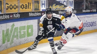 Fribbourgs Christopher DiDomenico (links) im Duell mit ZSC-Verteidiger Christian Marti