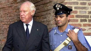 Der verstorbene Vittorio Emanuele von Savoien (L) zusammen mit einem italienischen Polizisten in einer Aufnahme aus dem Jahr 2004.  (KEYSTONE/EPA/ALESSANDRO CONTALDO)
