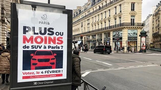 ARCHIV - Auf einer Werbetafel informiert die Stadt Paris über eine Bürgerbefragung zu erhöhten Parkgebühren für SUV. Foto: Michael Evers/dpa