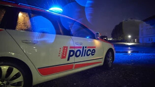 Erfolgloses Wettrennen mit der Polizei: In der Nacht auf Sonntag stoppten die Sicherheitskräfte im Wallis einen 17-Jährigen aus Frankreich, der sich einer Kontrolle entzogen hatte. (Symbolbild)