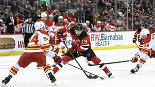 Nico Hischier von den New Jersey Devils im Spiel gegen die Calgary Flames