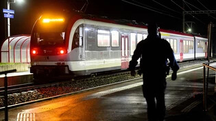 Bahnhof in Essert-sous-Champvent: ein Mann hatte am Donnerstagabend in einem Regionalzug im Kanton Waadt zwölf Passagiere und den Lokführer als Geiseln genommen.