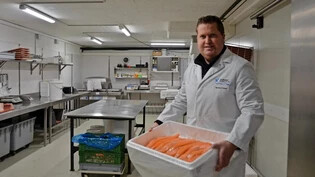 Wehrt sich: Fischhändler Bernhard Zahner bei der Arbeit in seinem Betrieb in Gommiswald.