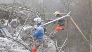 Spektakulär: Die Spezialisten hängen hoch über Weesen in der Wand am Chapfenberg und sichern den Fels vor weiteren Abbrüchen.