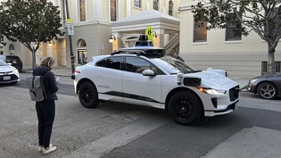 Ein selbstfahrendes Auto der Google-Schwesterfirma Waymo auf einer Strasse in San Francisco im Februar 2023. (Archivbild)