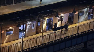 Ein Jugendlicher zog eine Waffe und eröffnete das Feuer in der Mount Eden U-Bahn-Station, während Passagiere ein- und ausstiegen.