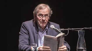 Der 78-jährige Autor Klaus Merz gehört zu den leisen Stimmen in der schweizerischen Literatur. Er ist Verfasser von Werken wie "Jakob schläft" (1997) oder "Los" (2005) und wurde mehrfach ausgezeichnet. Jetzt ehrt ihn das Bundesamt für Kultur mit dem…