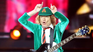 Leadgitarrist Angus Young spielt beim Konzert von AC/DC in der Red Bull Arena. Young ist 68-Jahre alt. (Archivbild)
