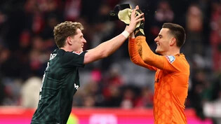Freude über einen weiteren Sieg: Bremens Goalie Michael Zetterer klatscht mit Jens Stage ab