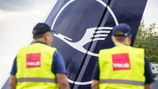 Die Dienstleistungsgewerkschaft Verdi hat das Bodenpersonal der Lufthansa zu einem eintägigen Warnstreik am Dienstag aufgerufen. (Archivbild)