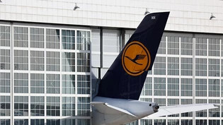 Passagiere der Lufthansa müssen am Dienstag improvisieren. Ein weiterer Warnstreik bei dem Unternehmen führt seit Montagabend zu zahlreichen Flugstreichungen. (Archivbild)