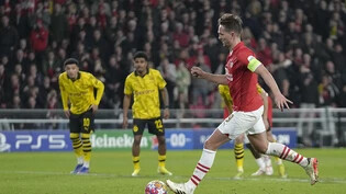 Luuk de Jong gleicht im Spiel gegen Borussia Dortmund vom Penaltypunkt aus