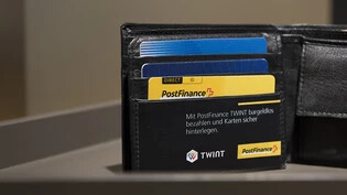 Hat beim Bezahlen die Nase vorn: Die Debitkarte (hier eine von Postfinance). (Symbolbild)