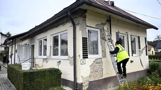 ARCHIV - Ein Mann begutachtet ein Haus, das nach einem Erdbeben beschädigt wurde. Foto: Roman Hanc/TASR/dpa