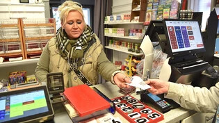 In Spiellaune: Eine Frau versucht ihr Glück im Kiosk Kaltbrunn. 