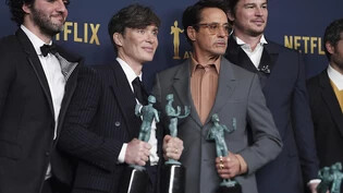 Benny Safdie (l-r), Cillian Murphy, Robert Downey Jr. und Josh Hartnett, Gewinner des Preises für die herausragende Leistung eines Darstellers in einem Kinofilm für "Oppenheimer", posieren im Presseraum während der 30. jährlichen Screen Actors Guild…