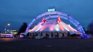 Das Zelt ist da, aber nicht immer offen für Gäste: Die Zirkusproben stiften in Rapperswil-Jona Verwirrung. Bild Fabio Wyss