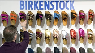 Der Sandalen-Hersteller Birkenstock hat das vergangene Quartal mit einem Umsatzsprung abgeschlossen, aber unter dem Strich erneut einen Verlust eingefahren. (Archivbild)