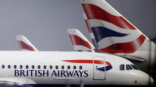 Die British-Airways-Mutter IAG hat im vergangenen Jahr dank einer steigenden Nachfrage nach Reisen Umsatz und Gewinn kräftig erhöht. (Archivbild)