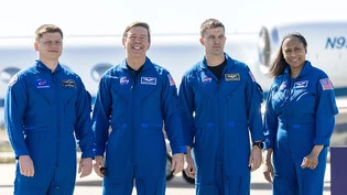 Der Russe Alexander Grebenkin, die amerikanischen Astronauten Michael Barratt und Matthew Dominick sowie die amerikanische Astronautin Jeanette Epps (v.l.n.r.) warten auf ihren Start. (Archivbild)