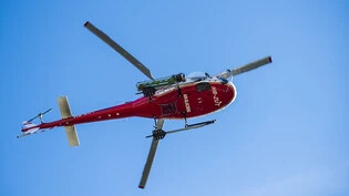 Ein Rettungshelikopter der Air-Glaciers rettete vier Berggänger im Berner Oberland. Sie waren am Samstagabend in eine missliche Situation geraten. (Archivbild)