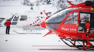 Rettungshelikopter von Air-Glaciers (links) und Rega bei einer Übung unweit des Skigebiets von Les Diablerets im Kanton Waadt. (Archivbild)