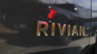 Der Tesla-Herausforderer Rivian schiebt den Bau einer rund fünf Milliarden Dollar teuren Fabrik in den USA bis auf Weiteres auf. Durch den Schritt werde Rivian zunächst 2,25 Milliarden Dollar sparen. (Archivbild)