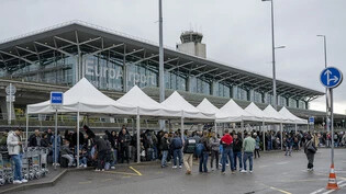 Der Flughafen Euroairport Basel-Mülhausen wurde am Montagabend evakuiert. Das war schon am Freitag und Samstag der Fall, aber auch wie hier im Bild im Hebst 2023.(Archivbild)