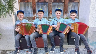 Spielen bei den Grossen: Edi, Roger, Ivo und Koni Inderbitzin (von links) treten immer wieder zusammen mit der Kapelle Schanfigger Mix auf. 
