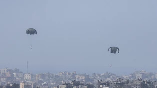 Versorgung mit Hilfsgütern aus der Luft: Fallschirme gehen über dem nördlichen Gazastreifen nieder.